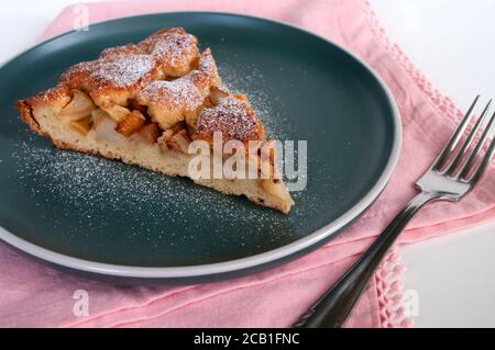 Stück Birnenkuchen, hausgemachte Bäckerei, freesh Dessert. Herbstrezept. Stockfoto