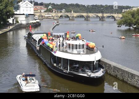 Prag, Tschechische Republik. August 2020. Rainbow Cruise auf der Moldau von Stvanice Insel nach Modrany ersetzt traditionellen märz in Prag Straßen innerhalb der Prager Pride LGBT Festival, am 8. August 2020. Das Festival bietet über 100 Veranstaltungen und läuft bis zum 9. August. Aufgrund des Coronavirus-Ausbruchs werden jedoch viele von ihnen online stattfinden. Kredit: Michaela Rihova/CTK Foto/Alamy Live Nachrichten Stockfoto