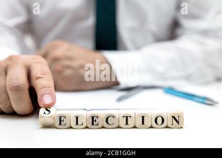 Geschäftsmann oder Wahlhelfer ändert das Wort Wahl zu Auswahl, Konzeptwahl in den usa Stockfoto