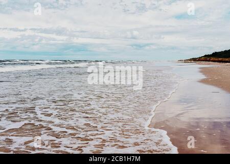 Schöner Blick auf den weißen Sandstrand der Ostsee. Schöne Meereslandschaft in Polen. Stockfoto