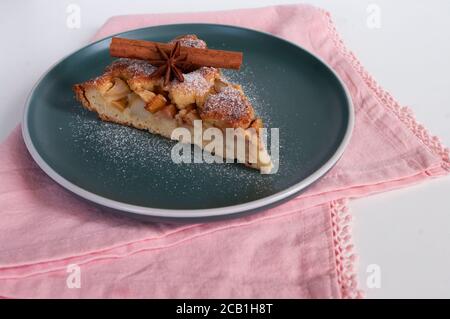 Stück Apfelkuchen mit Zimt, hausgemachte Bäckerei, freesh Dessert. Herbst Rezept. Stockfoto