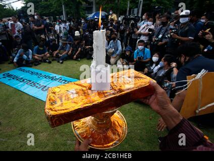 Bangkok, Thailand. August 2020. Ein Protestler mit einem Spott der thailändischen Verfassung während der demonstration.protesters ging auf die Straße und forderte den Rücktritt der Regierung und die Auflösung des parlaments. Die Organisatoren gaben drei Forderungen heraus: Die Auflösung des parlaments, ein Ende der Schikanen gegen Regierungskritiker und Änderungen der vom Militär geschriebenen Verfassung, die Kritiker praktisch garantierten Sieg für Prayuths Partei bei den Wahlen im vergangenen Jahr. Kredit: SOPA Images Limited/Alamy Live Nachrichten Stockfoto