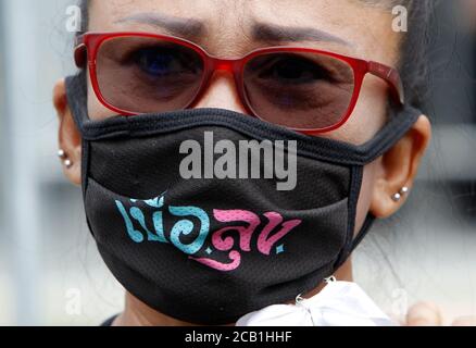 Bangkok, Thailand. August 2020. Ein Protestler schaut auf, während er eine Gesichtsmaske trägt, während der demonstration.protesters auf die Straße ging und den Rücktritt der Regierung und die Auflösung des parlaments forderte. Die Organisatoren gaben drei Forderungen heraus: Die Auflösung des parlaments, ein Ende der Schikanen gegen Regierungskritiker und Änderungen der vom Militär geschriebenen Verfassung, die Kritiker praktisch garantierten Sieg für Prayuths Partei bei den Wahlen im vergangenen Jahr. Kredit: SOPA Images Limited/Alamy Live Nachrichten Stockfoto