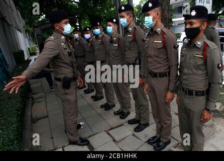 Bangkok, Thailand. August 2020. Polizisten stehen auf der Wache vor dem parlament während der demonstration.protesters ging auf die Straße fordern den Rücktritt der Regierung und die Auflösung des parlaments. Die Organisatoren gaben drei Forderungen heraus: Die Auflösung des parlaments, ein Ende der Schikanen gegen Regierungskritiker und Änderungen der vom Militär geschriebenen Verfassung, die Kritiker praktisch garantierten Sieg für Prayuths Partei bei den Wahlen im vergangenen Jahr. Kredit: SOPA Images Limited/Alamy Live Nachrichten Stockfoto