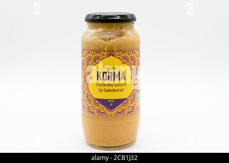 Irvine, Schottland, Großbritannien - 08. März 2020: Sainsbury’s Marke Korma Cooking Sauce in einem recycelbaren Glas und recycelbaren Metalldeckel. Stockfoto