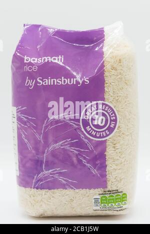 Irvine, Schottland, Großbritannien - 08. März 2020: Sainsbury’s gebrandeter Basmati-Reis in einer Plastiktüte mit Kcal- und Energiewertsymbolen. Stockfoto