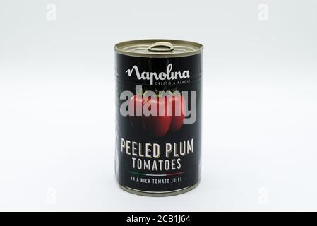 Irvine, Schottland, Großbritannien - 08. März 2020: Napolina gebrandete, geschälte Plumtomaten in recycelbarer Zinndose und recycelbarem Ringzugdeckel. Stockfoto