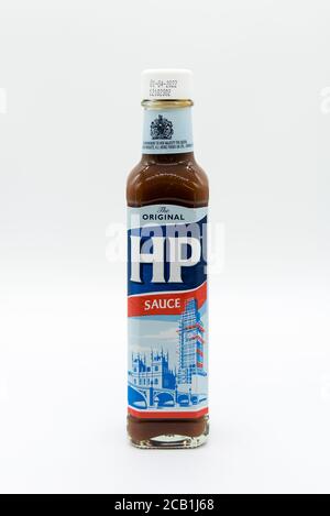 Irvine, Schottland, Großbritannien - 08. März 2020: Flasche HP Markensoße in recycelbarer Glasflasche und Kunststoffplatte. Stockfoto