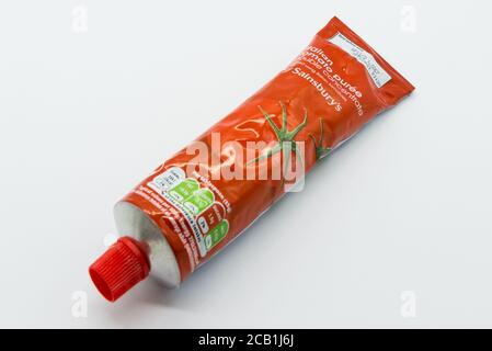 Irvine, Schottland, Großbritannien - 08. März 2020: Sainsbury’s Branded Italian Tomato Püree zeigt kcal und Energie Symbole. Stockfoto