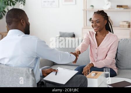 Freut mich, Sie kennenzulernen. Männlich Therapeut Gruß schwarze Frau bei Beratung Sitzung Stockfoto