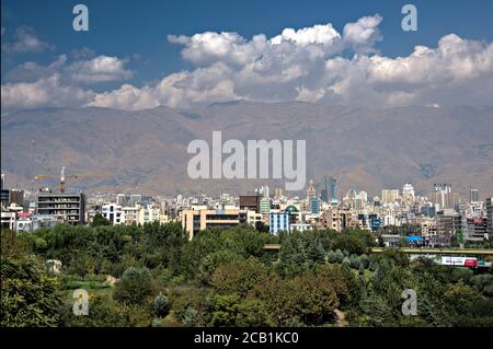 Blick auf die Skyline von Teheran und das Alborz-Gebirge von der Tabiat-Brücke, Teheran, Iran Stockfoto