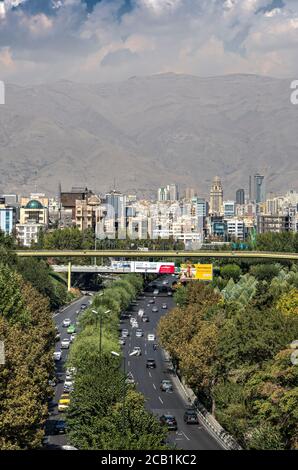 Blick auf die Skyline von Teheran und das Alborz-Gebirge von der Tabiat-Brücke, Teheran, Iran Stockfoto