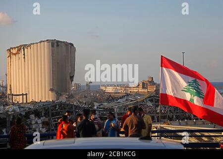 Beirut, Libanon. August 2020. Menschen besuchen den Hafen von Beirut nach Explosionen in Beirut, Libanon, 9. August 2020. Die beiden großen Explosionen, die Beirut am 4. August erschüttert haben, haben mindestens 158 Menschenleben gefordert und 6,000 weitere verletzt. Quelle: Bilal Jawich/Xinhua/Alamy Live News Stockfoto