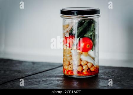 Hausgemachter Salat im Glas mit Thunfisch und Gemüse. Gesunde Ernährung, Ernährung, Entgiftung, saubere Ernährung Konzept. Gesundes Mittagsessen. Stockfoto