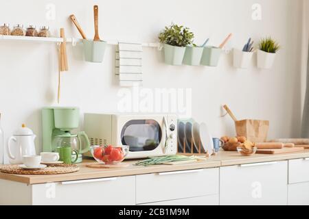 Minimales Hintergrundbild der weißen Küche Interieur mit hölzernen Akzenten in kleinen und gemütlichen Wohnung, Kopierer Raum Stockfoto