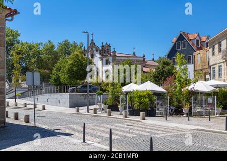 Viseu / Portugal - 07/31/2020 : Außenansicht der Kirche von Nossa Senhora da Conceicao und andere klassische Gebäude, Café-Promenade auf Viseu Stockfoto
