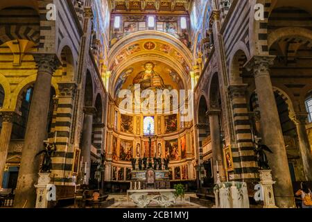 Vor dem Altar im Inneren der schönen Kathedrale von Pisa (Duomo di Pisa) mit dem beeindruckenden Mosaik von Christus in Majestät, in der Apsis, flankiert von der... Stockfoto