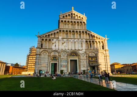 Schöne Vorderansicht der mittelalterlichen Kathedrale von Pisa façade. Über den Türen sind vier Reihen von offenen Galerien mit, auf der Oberseite, Statuen von Madonna mit Kind und... Stockfoto