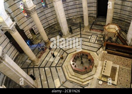 Luftaufnahme im Inneren des berühmten Baptisterium San Giovanni in Pisa mit dem achteckigen Taufbecken in der Mitte und der Kanzel, von Nicola... Stockfoto