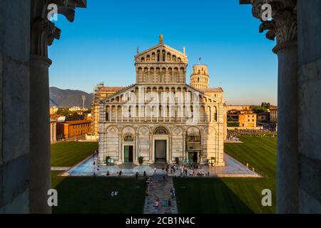 Schönes Foto der Kathedrale von Pisa façade mit dem Schiefen Turm im Hintergrund, aufgenommen aus einem Fenster des Baptisteriums von Pisa, flankiert von zwei Säulen... Stockfoto