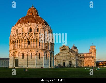 Malerischer Blick auf das Baptisterium San Giovanni in Pisa im Vordergrund, den Dom in der Mitte und den Schiefen Turm im Hintergrund auf der rechten... Stockfoto