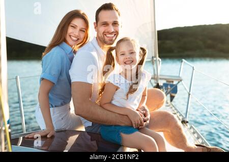 Familie Von Drei Entspannen Auf Yacht Umarmung Sitzen Auf Deck Stockfoto