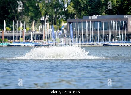 10. August 2020, Nordrhein-Westfalen, Münster: Ein Belüfter bringt Sauerstoff ins Wasser des Sees. Aufgrund der großen Hitze benötigt der See mehr Sauerstoff. Foto: Caroline Seidel/dpa Stockfoto