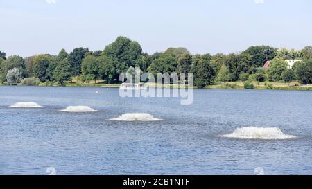 10. August 2020, Nordrhein-Westfalen, Münster: Belüfter führen Sauerstoff in das Wasser des Sees ein. Aufgrund der großen Hitze benötigt der See mehr Sauerstoff. Foto: Caroline Seidel/dpa Stockfoto