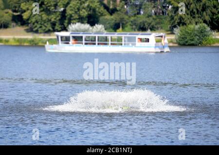 10. August 2020, Nordrhein-Westfalen, Münster: Ein Belüfter bringt Sauerstoff ins Wasser des Sees. Aufgrund der großen Hitze benötigt der See mehr Sauerstoff. Foto: Caroline Seidel/dpa Stockfoto