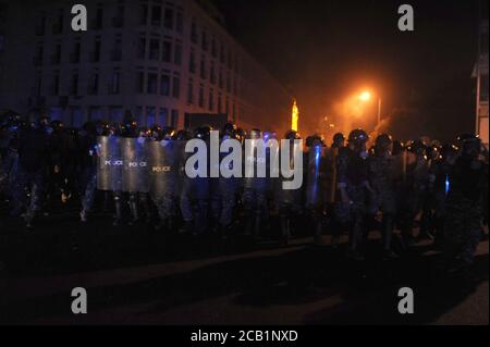 Beirut, Libanon. August 2020. Libanesische Sicherheitskräfte stehen vor dem Protest in der Innenstadt von Beirut, Libanon, am 9. August 2020. Demonstranten protestierten in der Innenstadt von Beirut gegen die herrschende Klasse, Tage nachdem massive Explosionen die libanesische Hauptstadt erschüttert hatten. Quelle: Bilal Jawich/Xinhua/Alamy Live News Stockfoto