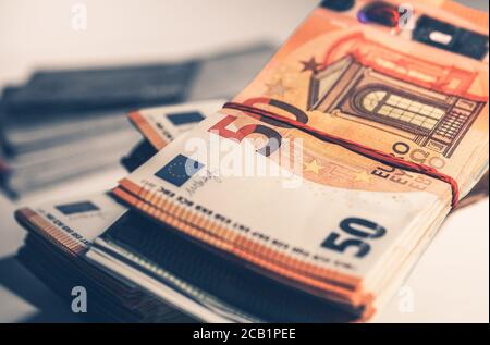 Stapel Von Bundles Von Fünfzig Euro Währung Banknoten In Nahaufnahme. Stockfoto
