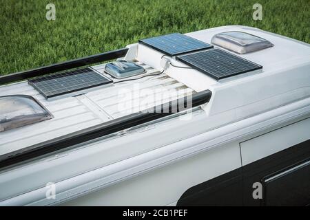 Nahansicht Des Geparkten Camper Van Mit Drei Sonnenkollektoren Auf Dem Dach. Stockfoto