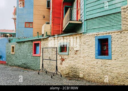 Straßen von La Boca in Buenos Aires, Argentinien mit vielen bunten Häusern und Tango-Lehrer. Stockfoto