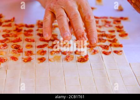 Herstellung von fleischigen Ravioli, Türkisch bekannt als 'Anti' Stockfoto