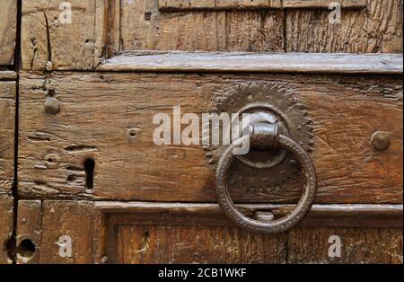 Detail der alten Tür eines Hauses im Mittelalter Zentrum von San Gimignano Stockfoto