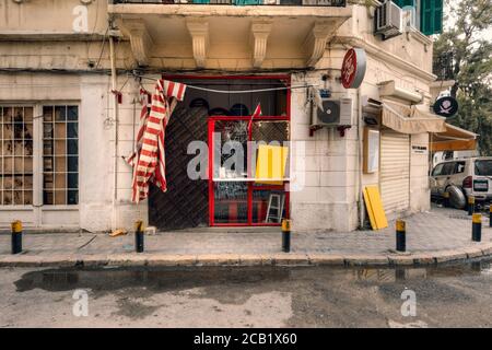 Beirut, Libanon - August 05 2020: Blick auf zerstörte Gebäude, da die Inspektion der Szene nach einem Brand in einem Lagerhaus mit Sprengstoff fortgesetzt wird Stockfoto