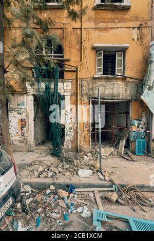 Beirut, Libanon - August 05 2020: Blick auf zerstörte Gebäude, da die Inspektion der Szene nach einem Brand in einem Lagerhaus mit Sprengstoff fortgesetzt wird Stockfoto