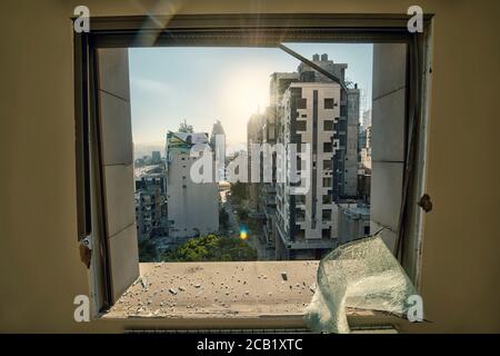 Beirut, Libanon - August 05 2020: Blick auf die Zerstörung von Gebäuden nach einem Brand in einem Lagerhaus mit Sprengstoff im Hafen von Beirut führte zu massiven Bl Stockfoto