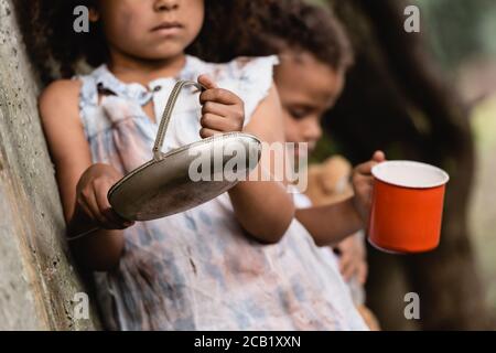 Selektive Konzentration armer afroamerikanischer Kinder, die Almosen betteln Stadtstraße Stockfoto