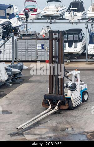 Ein großer Gabelstapler mit einem hohen Mast und lang ausgefahren Zinken oder tynes oder Hausschuhe zum Heben und Bewegen von Booten An einem Yachthafen auf Cockatoo Island in Sydney Stockfoto