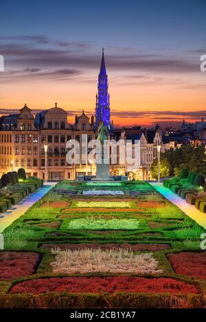 Brüssel, Belgien. Stadtbild von Brüssel mit Rathaus und Mount of the Arts bei Sonnenuntergang. Stockfoto