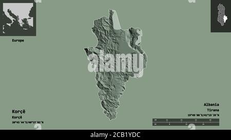 Form von Korçë, Grafschaft Albanien, und seine Hauptstadt. Entfernungsskala, Vorschauen und Beschriftungen. Farbige Höhenkarte. 3D-Rendering Stockfoto