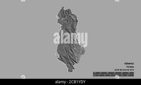 Entsättigte Form Albaniens mit seiner Hauptstadt, der wichtigsten regionalen Teilung und dem abgetrennten Korçë-Gebiet. Beschriftungen. Höhenkarte mit zwei Ebenen. 3D-Rendering Stockfoto