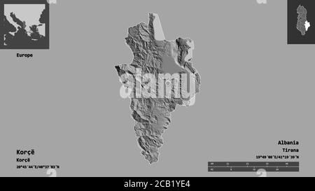 Form von Korçë, Grafschaft Albanien, und seine Hauptstadt. Entfernungsskala, Vorschauen und Beschriftungen. Höhenkarte mit zwei Ebenen. 3D-Rendering Stockfoto