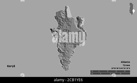 Form von Korçë, Grafschaft Albanien, mit seiner Hauptstadt auf festem Hintergrund isoliert. Entfernungsskala, Regionenvorschau und Beschriftungen. Höhenkarte mit zwei Ebenen. 3D Stockfoto