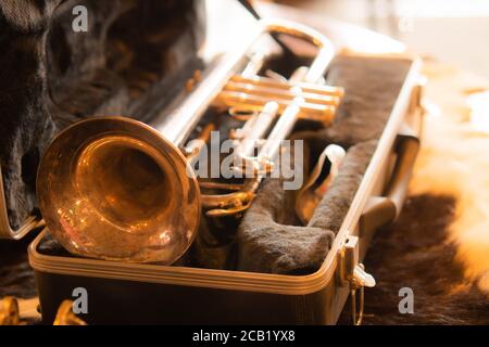 Alte goldene Trompete in EINEM schwarzen Pelz Fall Close Up schöne Vintage Saxophon Instrument in Box. Stockfoto