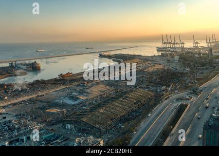 Beirut, Libanon - August 05 2020: Blick auf den Hafen von Beirut komplett zerstört, da die Inspektion der Szene nach einem Brand in einem Lagerhaus mit ex Stockfoto