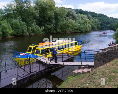 Steuermann verlässt River Wye Kreuzfahrtschiff Lady Christina zu sammeln Passagiere Symonds Yat West Herefordshire England UK auf einem schönen Juli Sommertag Stockfoto