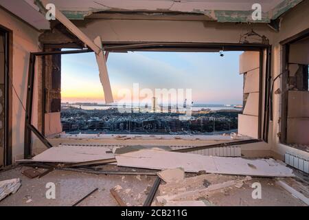 Beirut, Libanon - August 05 2020: Blick auf den Hafen von Beirut komplett zerstört, da die Inspektion der Szene nach einem Brand in einem Lagerhaus mit ex Stockfoto