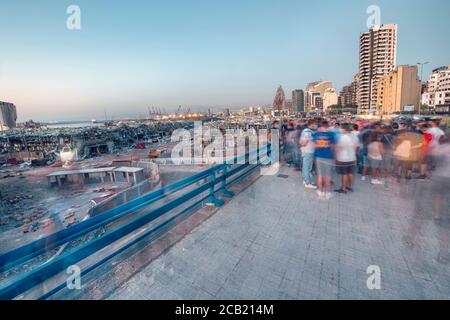 Beirut, Libanon - August 05 2020: Blick auf den Hafen von Beirut komplett zerstört, da die Inspektion der Szene nach einem Brand in einem Lagerhaus mit ex Stockfoto